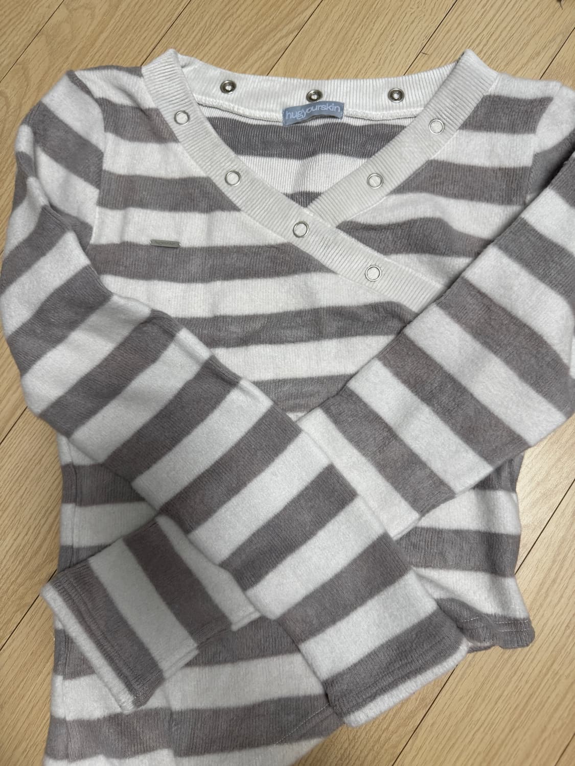 허그유어스킨 스트라이프 브이넥 니트 탑 화이트 퍼플 상품이미지1