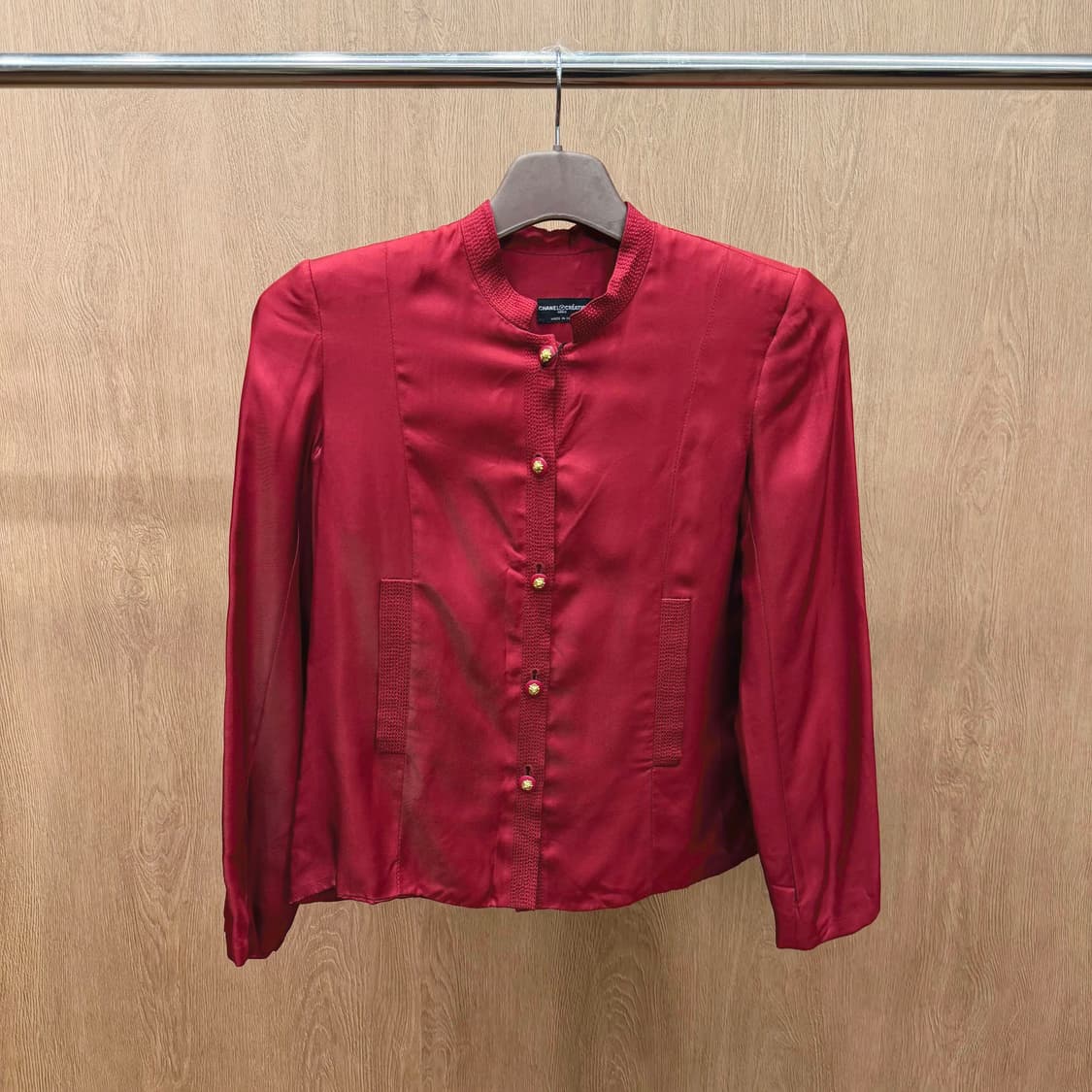 샤넬 실크 노카라 자켓 A라인 스커트 셋업 골드 버튼 플리츠 디테일 레드 상품이미지2