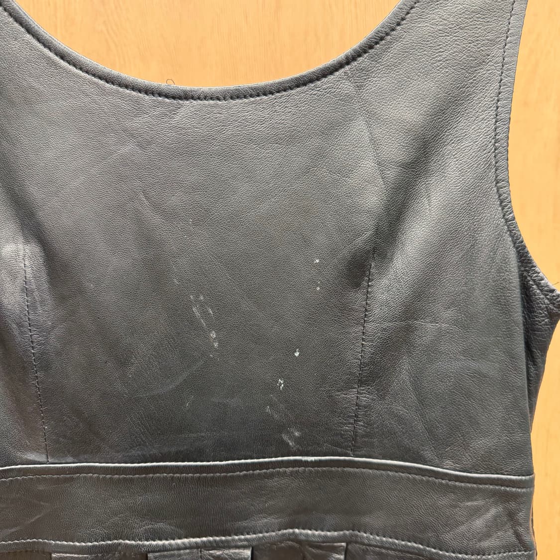 띠어리 슬리브리스 레더 미니 원피스 숄더 버튼 스트랩 디테일 블랙 상품이미지9