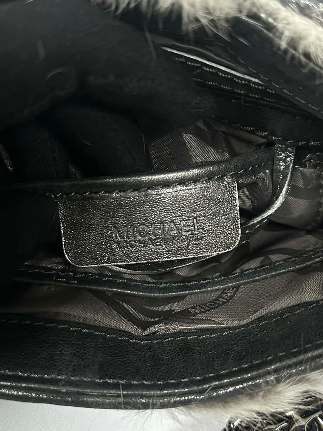 마이클코어스 y2k 토끼퍼 송치 체인 크로스바디 숄더백 상품이미지6