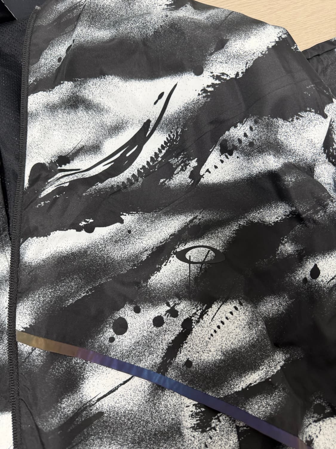 오클리 블랙 화이트 로고 페인팅 바람막이 상품이미지3