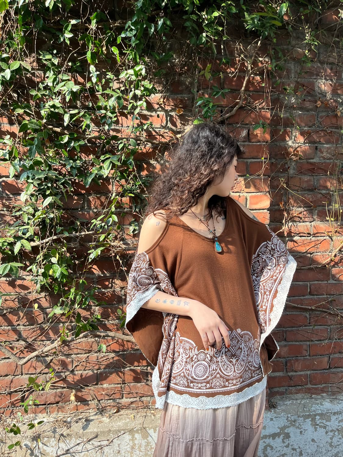 브라운 페이즐리 어깨 트임 탑 상품이미지4