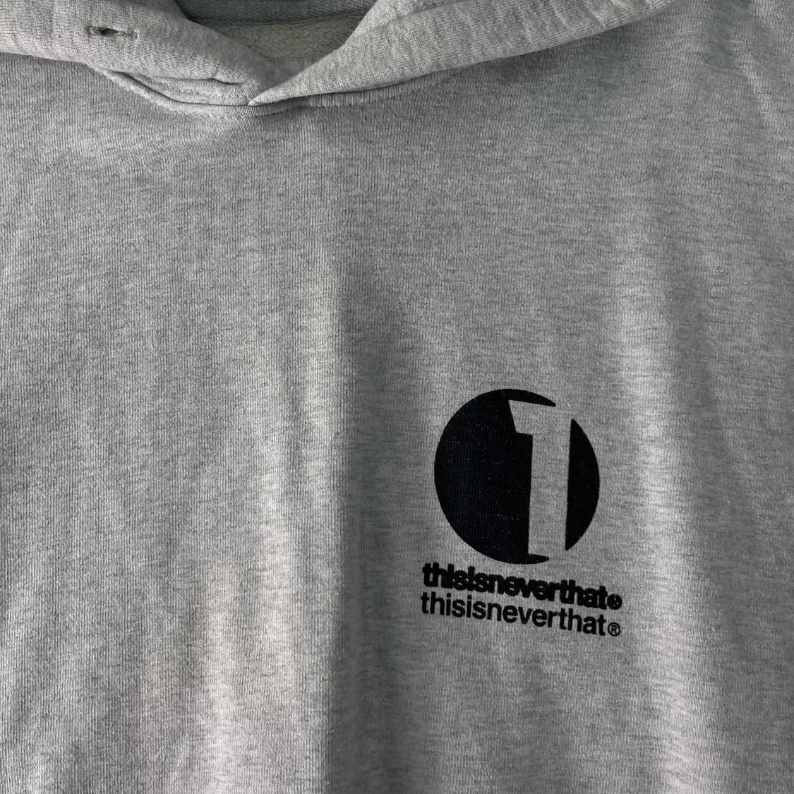 105 디스이즈네버댓 백로고 그레이 코튼 후드티 상품이미지3