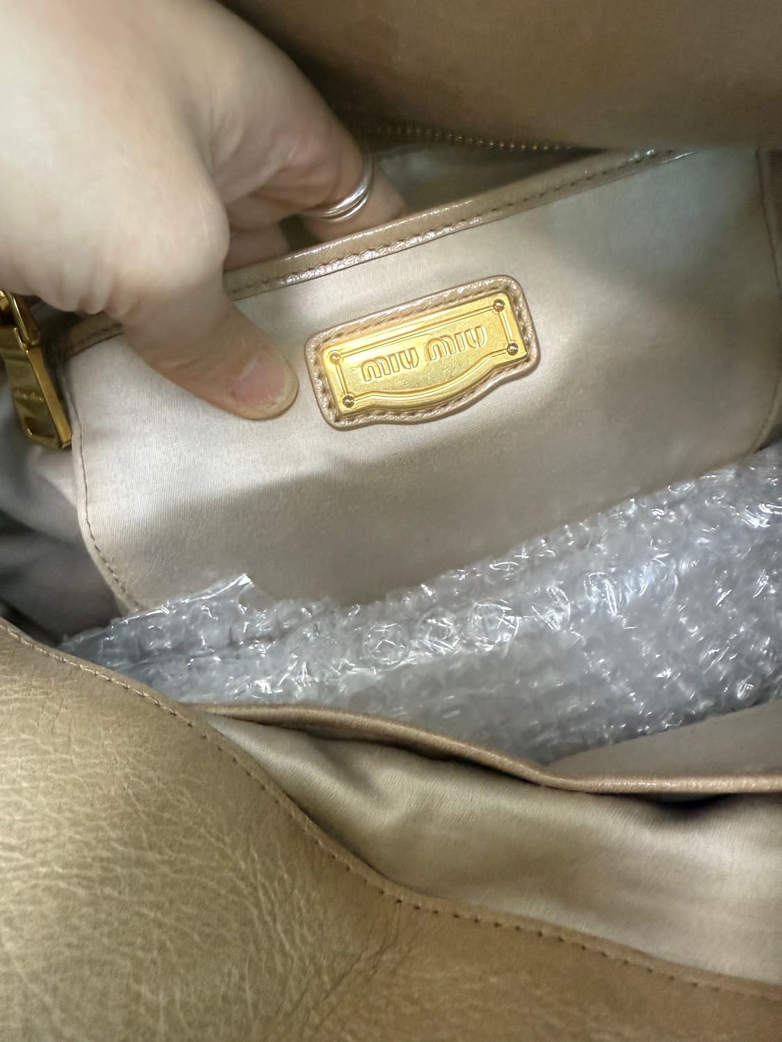 미우미우 비텔로 럭스 백  베이지 상품이미지8