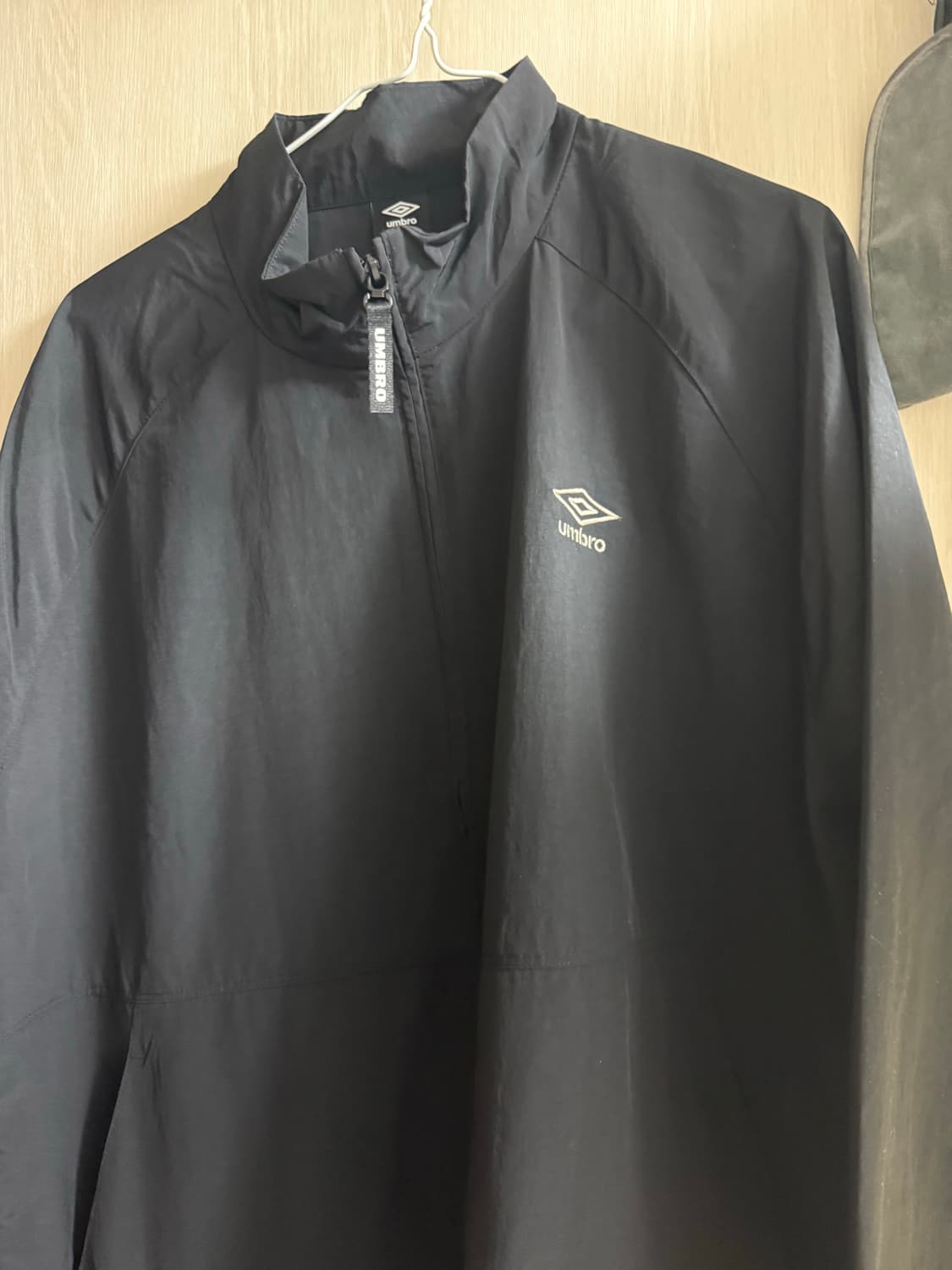 엄브로 바람막이 블랙 클래식 스탠넥 웜업 바람막이 자켓 / BLACK 상품이미지3