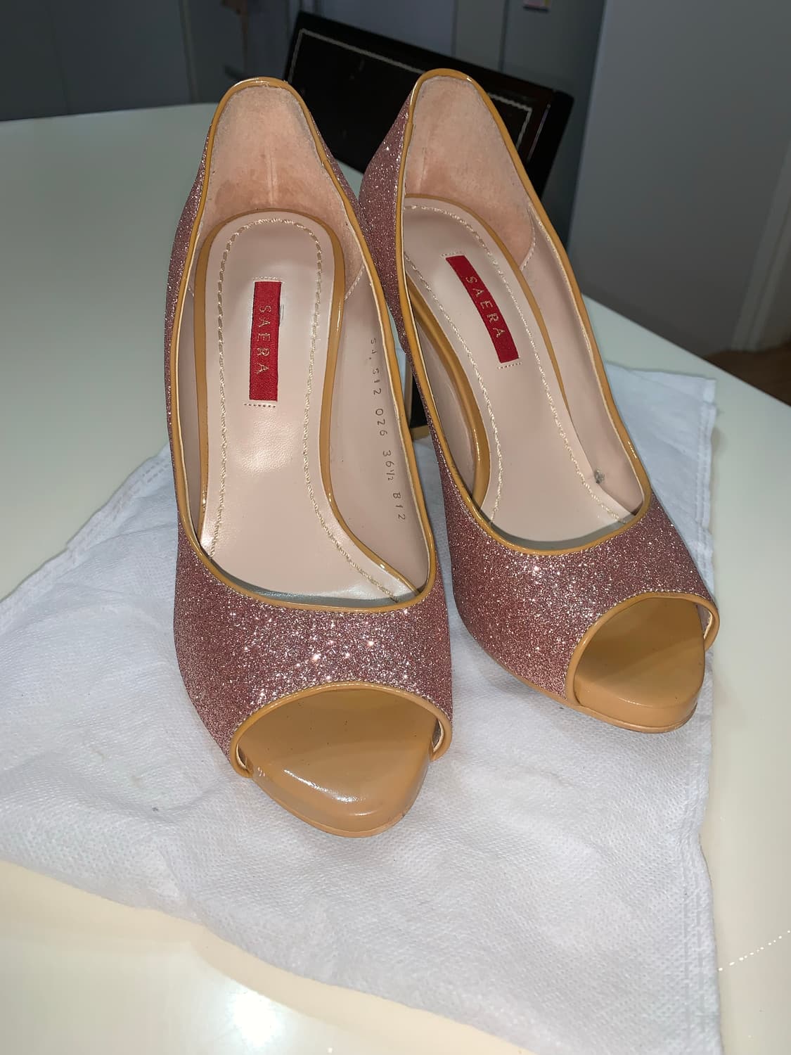 세라(SAERA) 핑크 글리터 오픈토 펌프스힐 235mm 상품이미지2