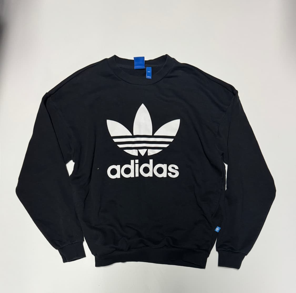 여성 아디다스 트레포일 빅 로고 맨투맨 블랙 상품이미지1