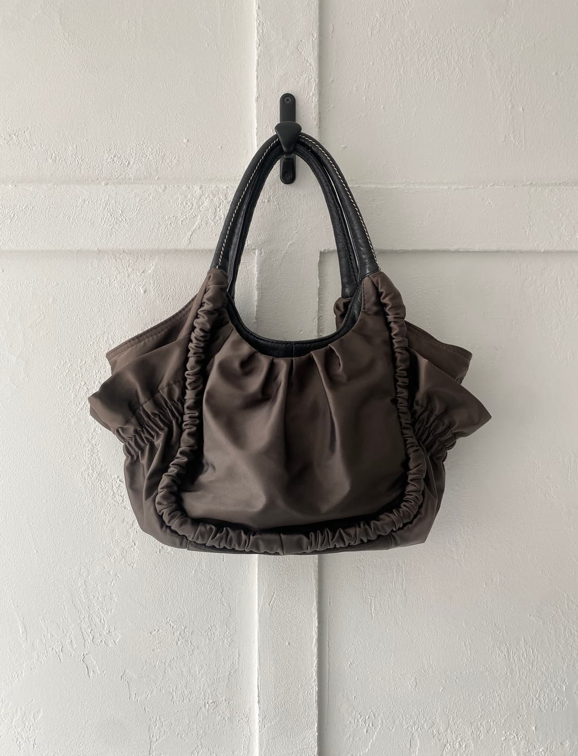 [Y’saccs] 셔링 토트백 상품이미지3