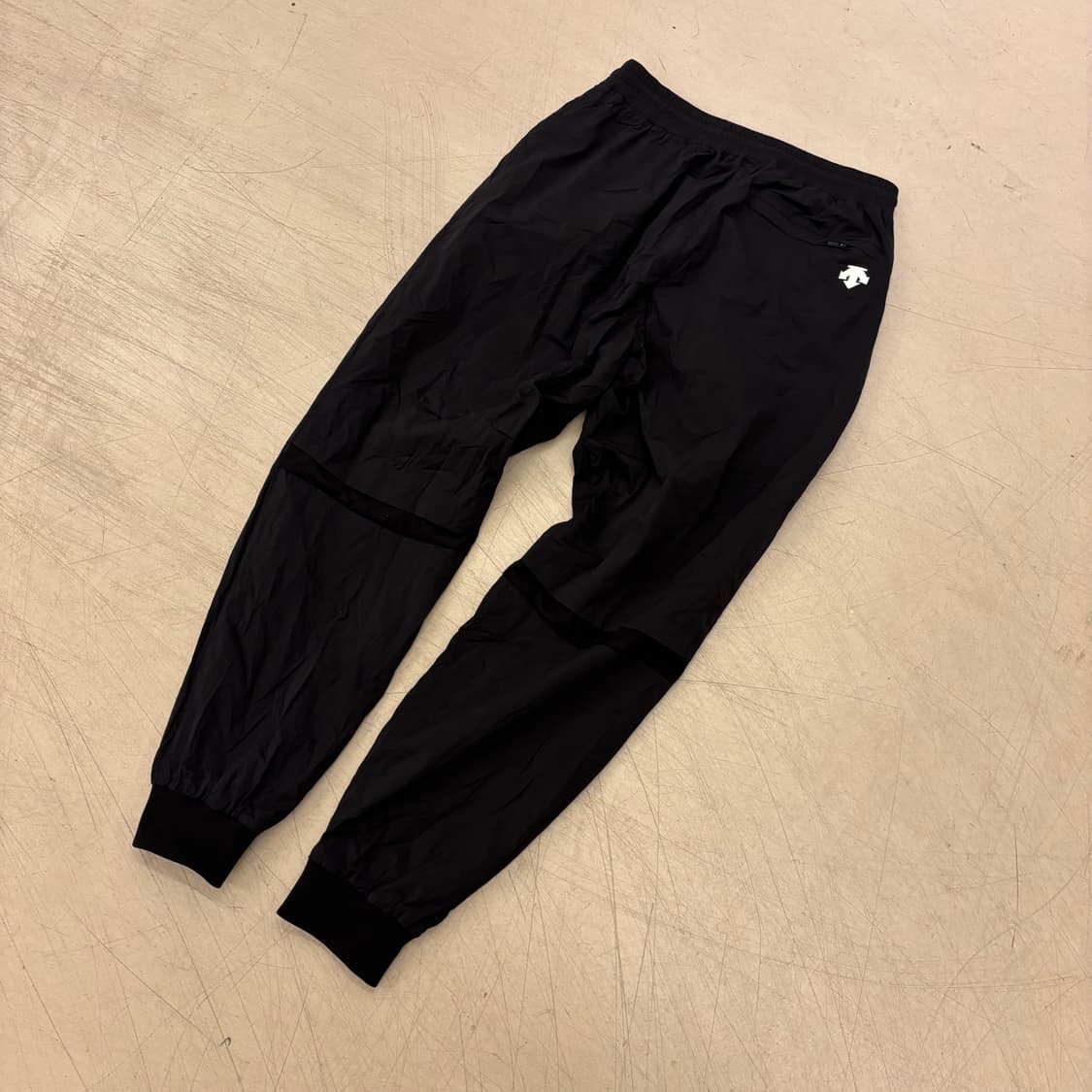 데상트 나일론 블랙 트랙 조거 팬츠 상품이미지1