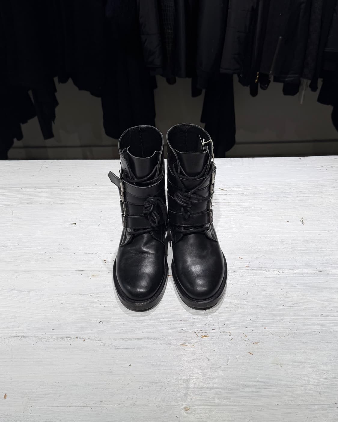 생로랑 블랙 스터드 스트랩 컴뱃 레더 부츠 상품이미지2