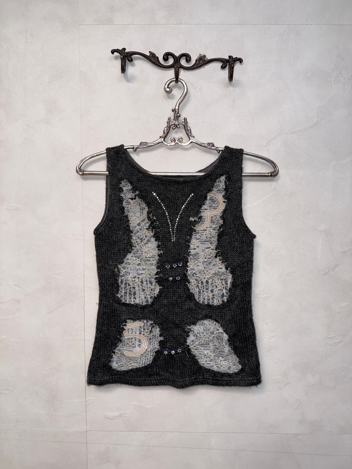 Charcoal grunge lace butterfly 슬리브리스 상품이미지1