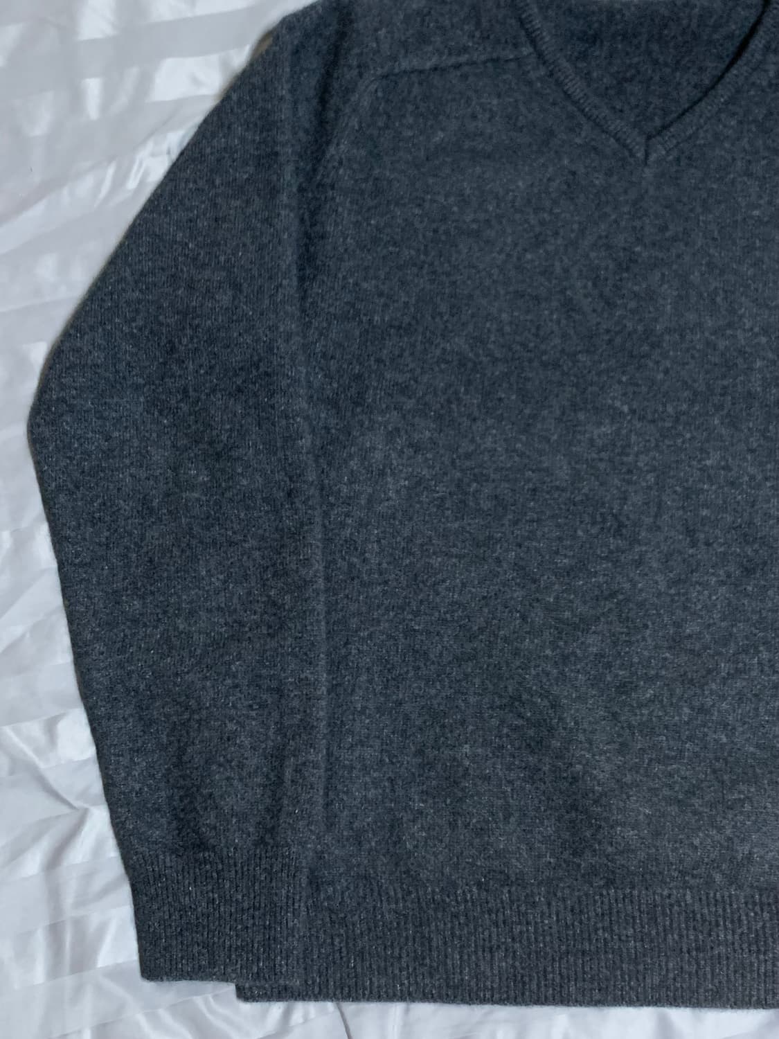 아모멘토 라쿤 v넥니트 상품이미지2