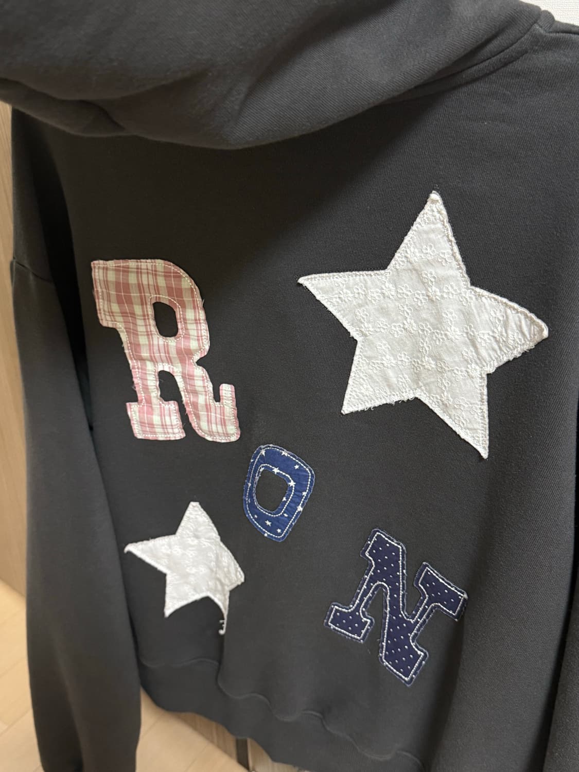 론론 패치 후드집업 차콜 상품이미지4