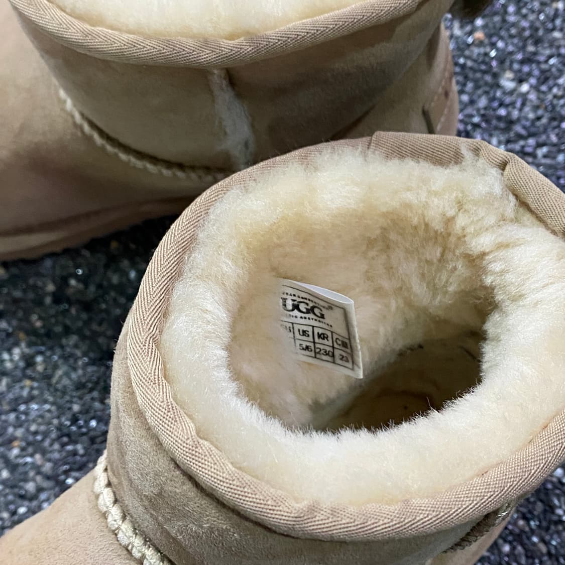 어그 스웨이드 로고 패치 앵클 부츠 B3442 상품이미지4