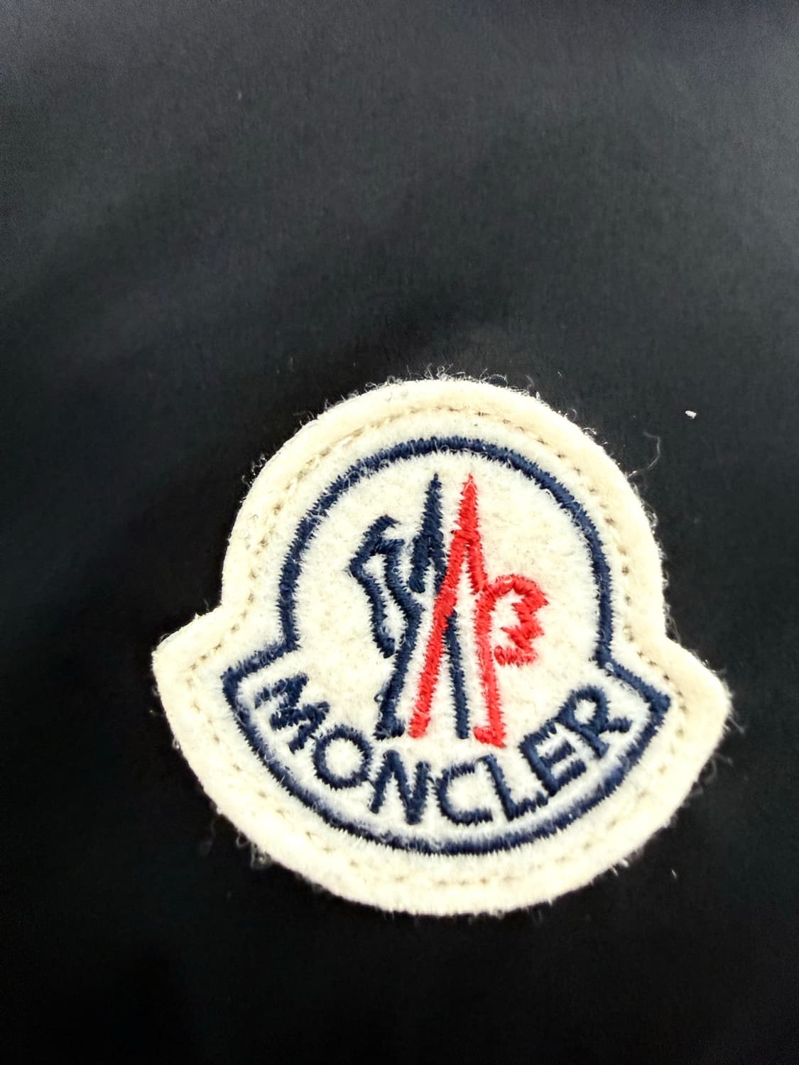 몽클레어 마야 70 후드 쇼트 다운 자켓 블랙 25fw 상품이미지2