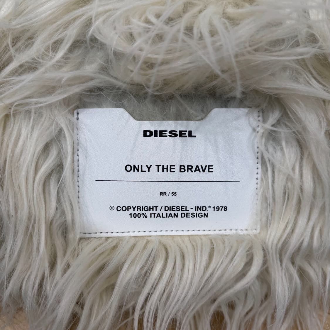 디젤 미니 토트 숄더백 퍼 텍스처 더블핸들 지퍼 디테일 아이보리 상품이미지7