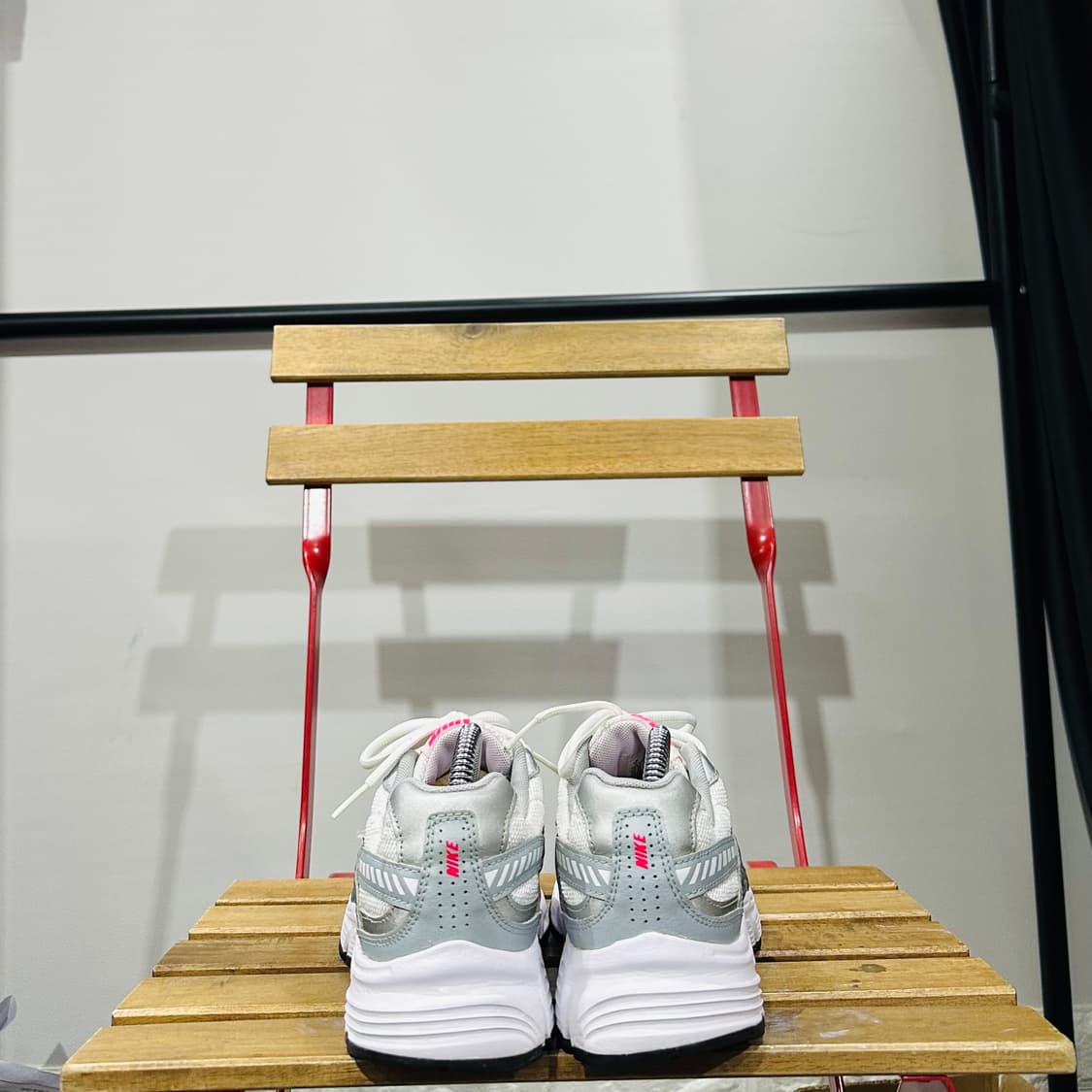 240) 나이키 운동화 여성 여자 신발 이니시에이터 메탈 그레이 상품이미지4