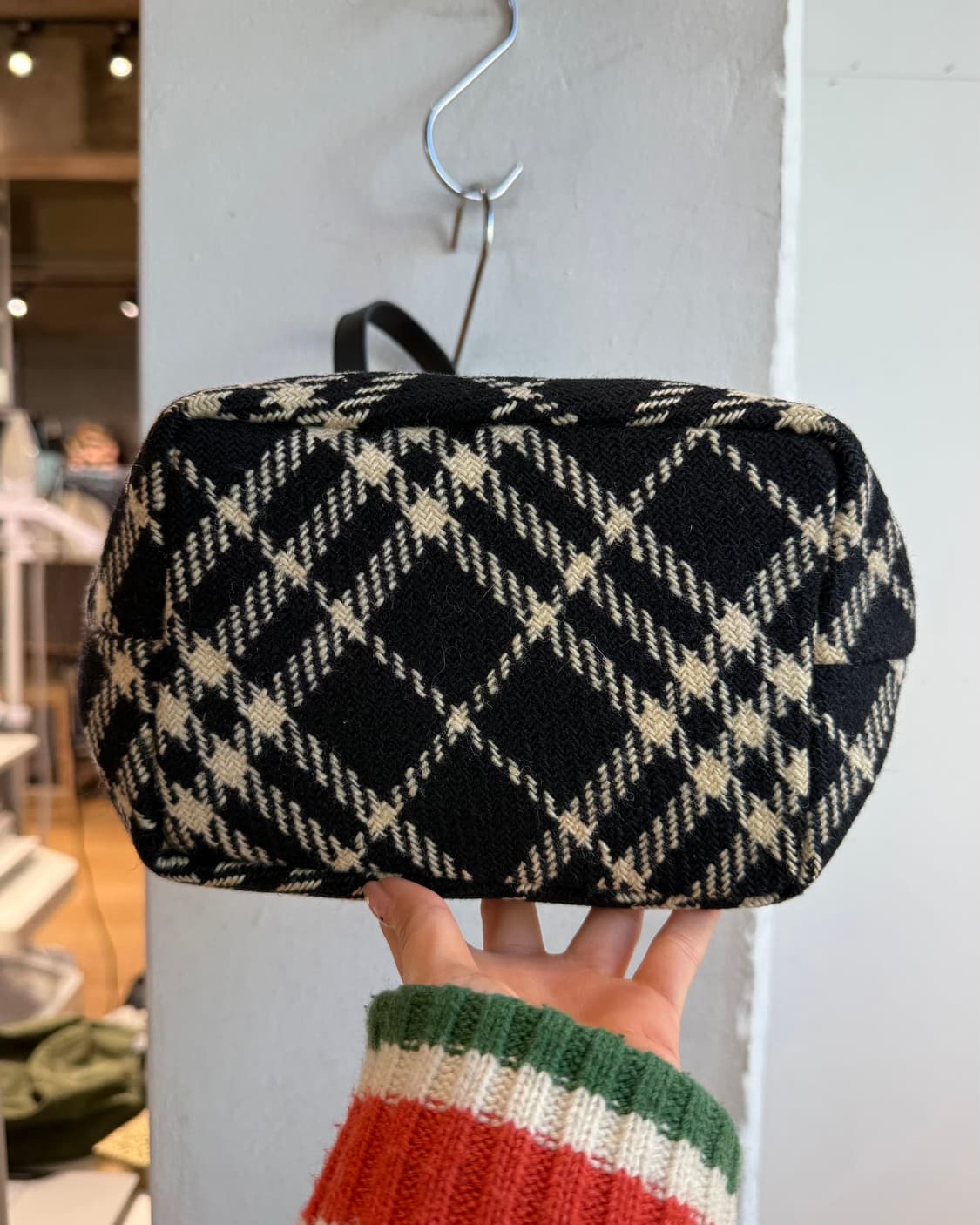 버버리 블랙 화이트 노바체크 울 토트백  상품이미지6