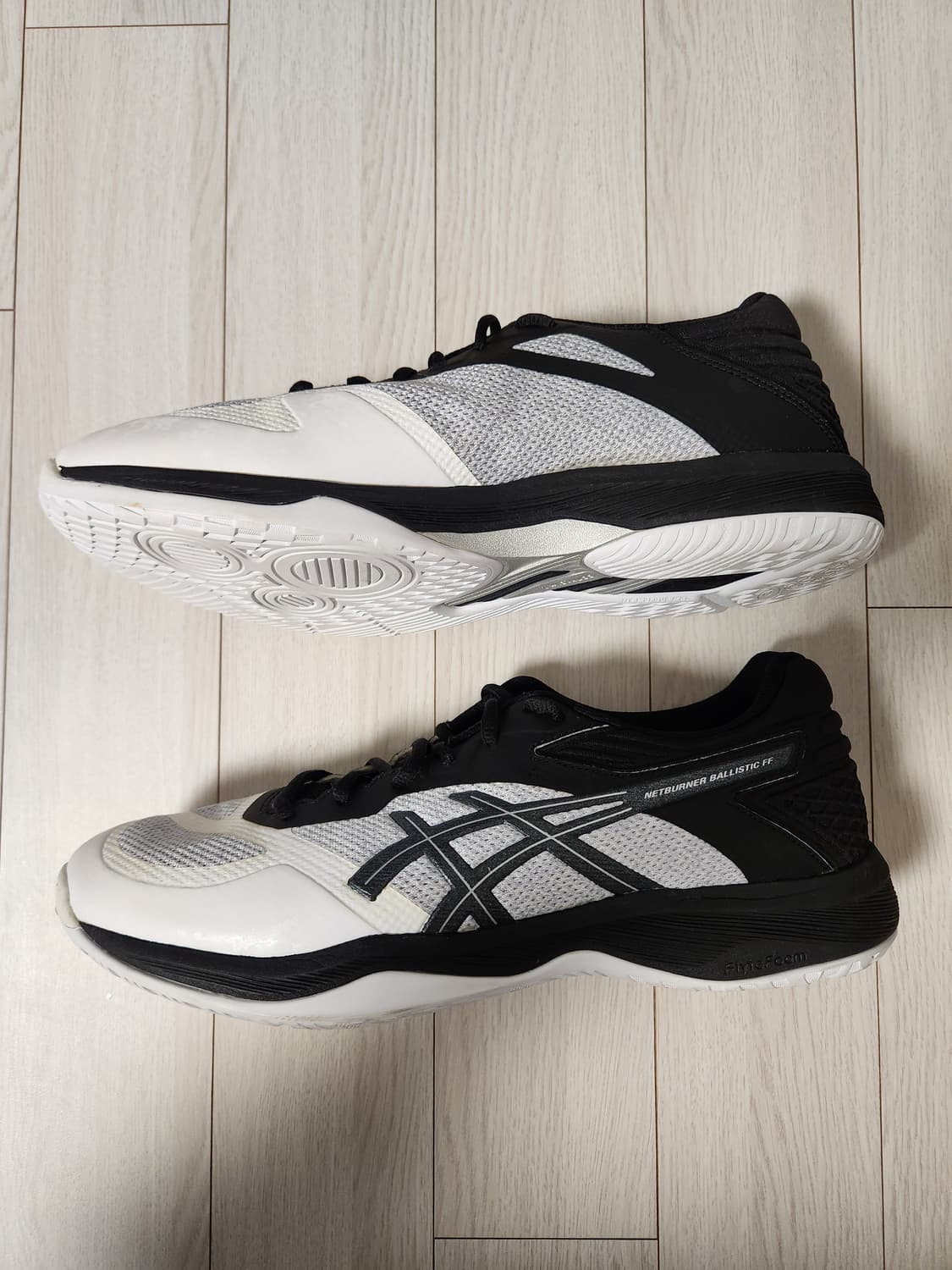 아식스 배구화 NETBURNER BALLISTIC FF사이즈285

새상 상품이미지6