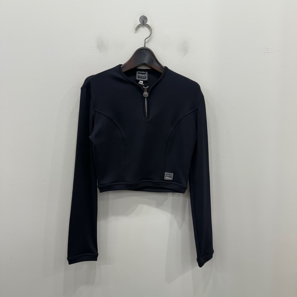 VERSACE 폴리 기능성 스판소재 풀오버집업 크롭 져지입니다. 상품이미지1