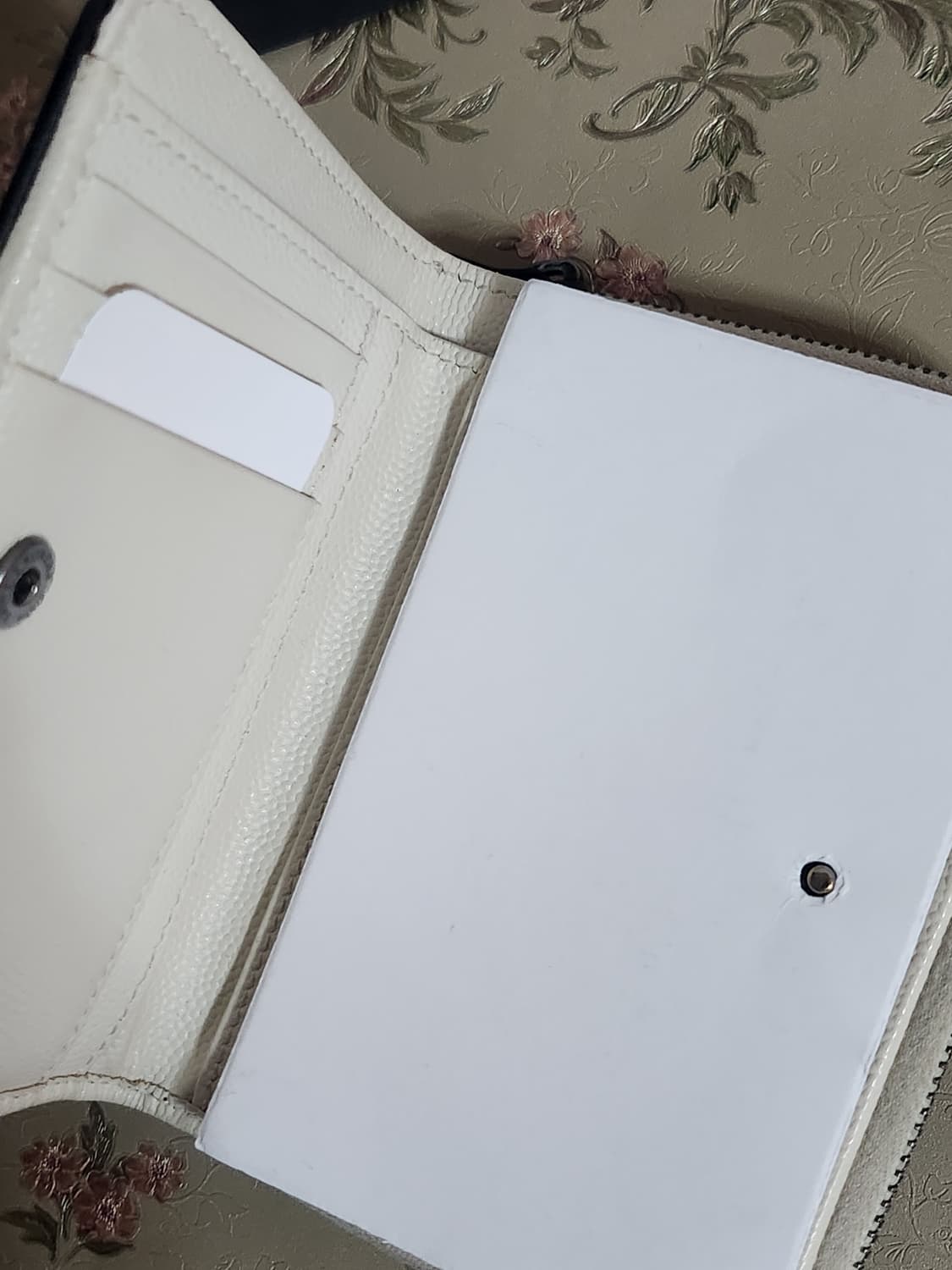 생로랑 403723 모노그램 퀼팅 페블레더 지퍼 중지갑 상품이미지4