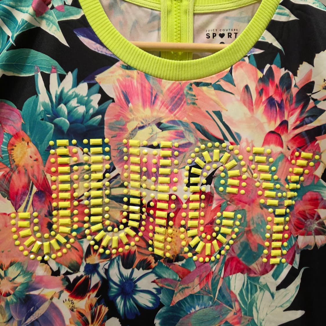 쥬시꾸뛰르 스포츠 플라워 스터드 반팔 티셔츠 상품이미지3