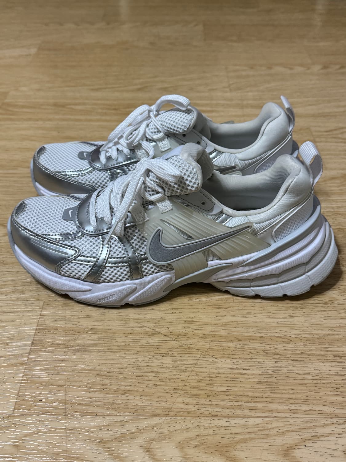 나이키 V2K 테크노 흰/실버 245mm 상품이미지3