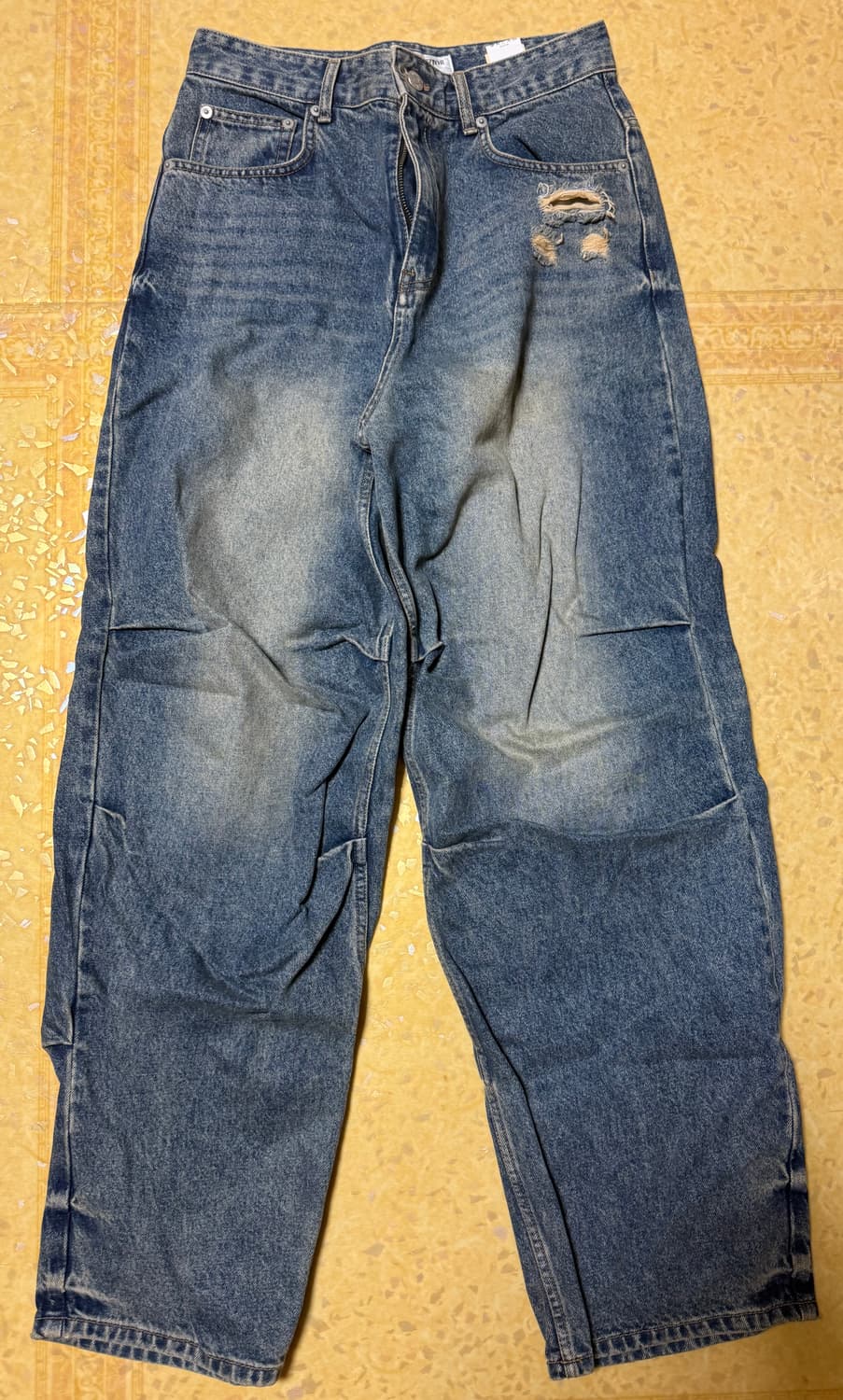 더 뮤지엄 비지터 TWO TUCK DENIM BAGGY PANTS 상품이미지1