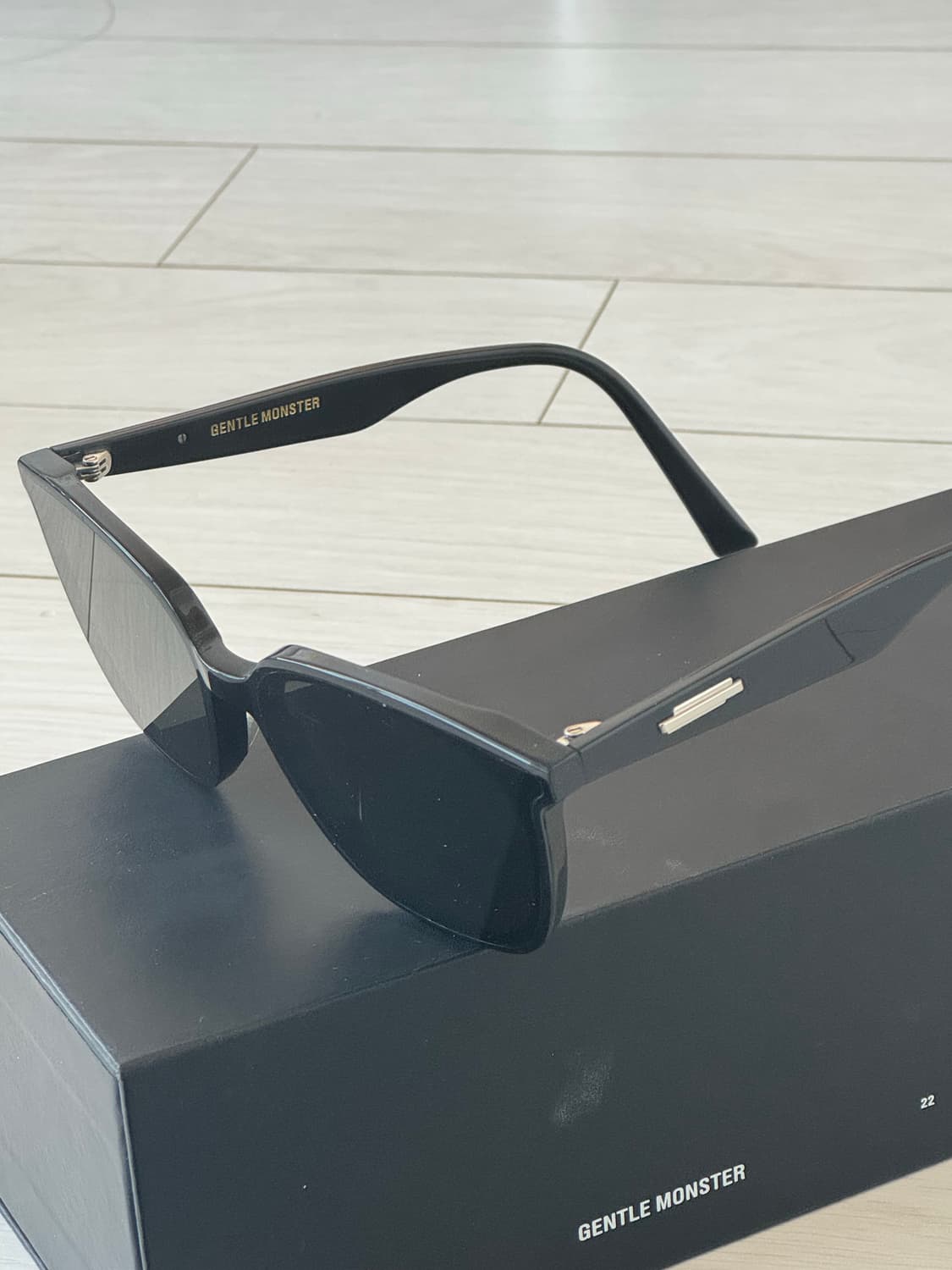 젠틀몬스터 릴리트01 선글라스 풀박스(출시 첫 시즌 모델 2022SS) 상품이미지2