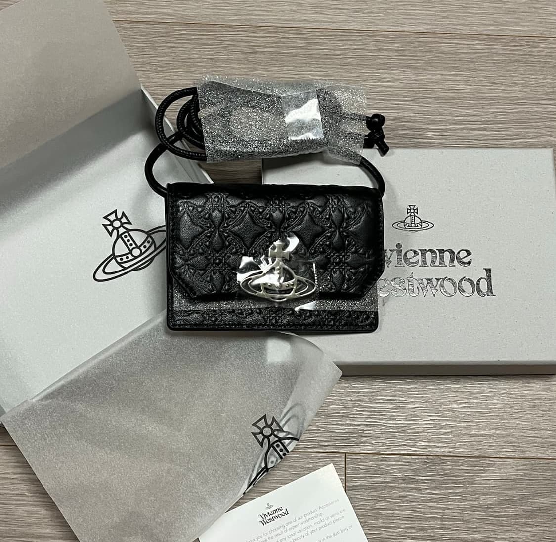 비비안웨스트우드 엠보스드 나파 스트랩 카드지갑 상품이미지1