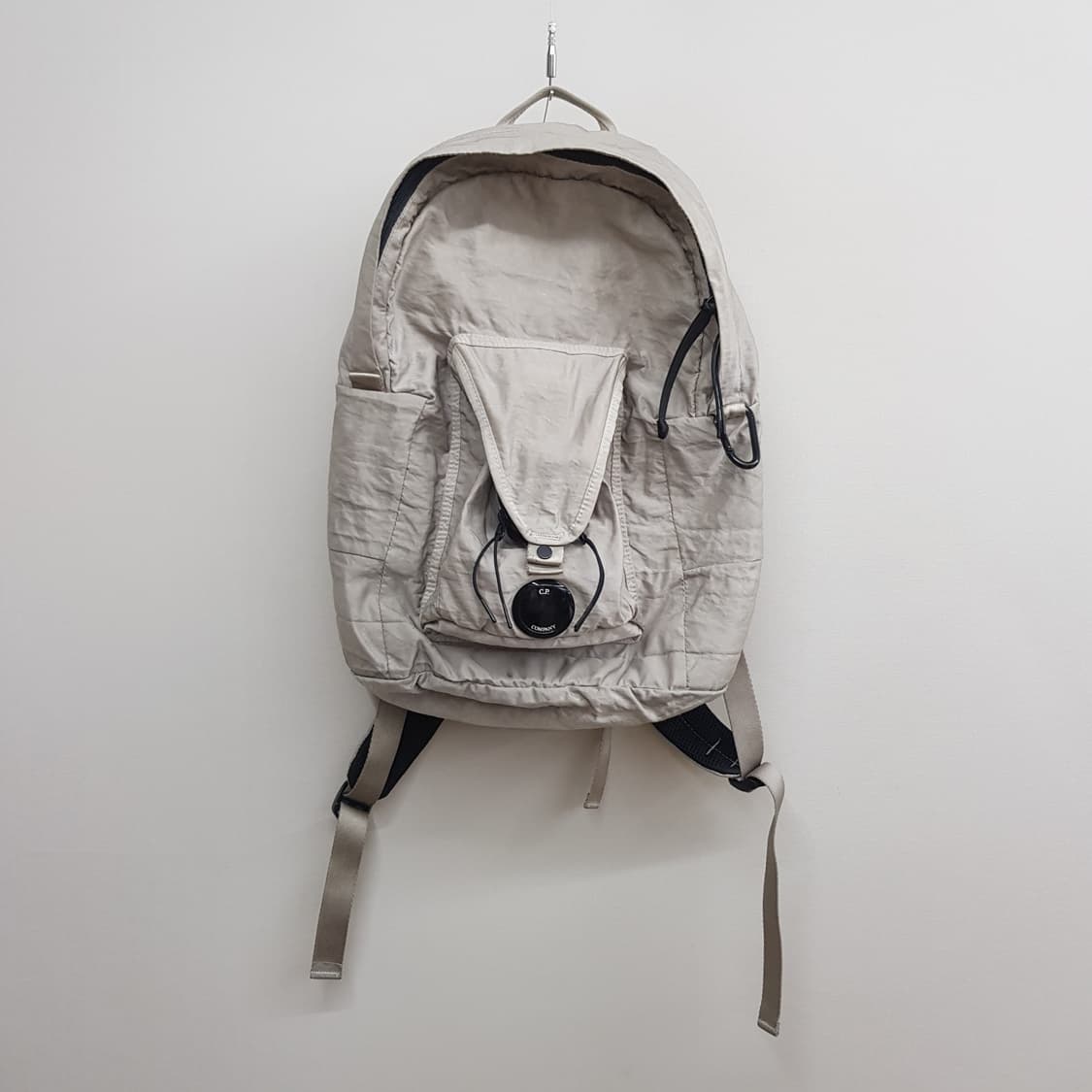 C.P. COMPANY 나일론 고글 포켓 백팩 상품이미지1