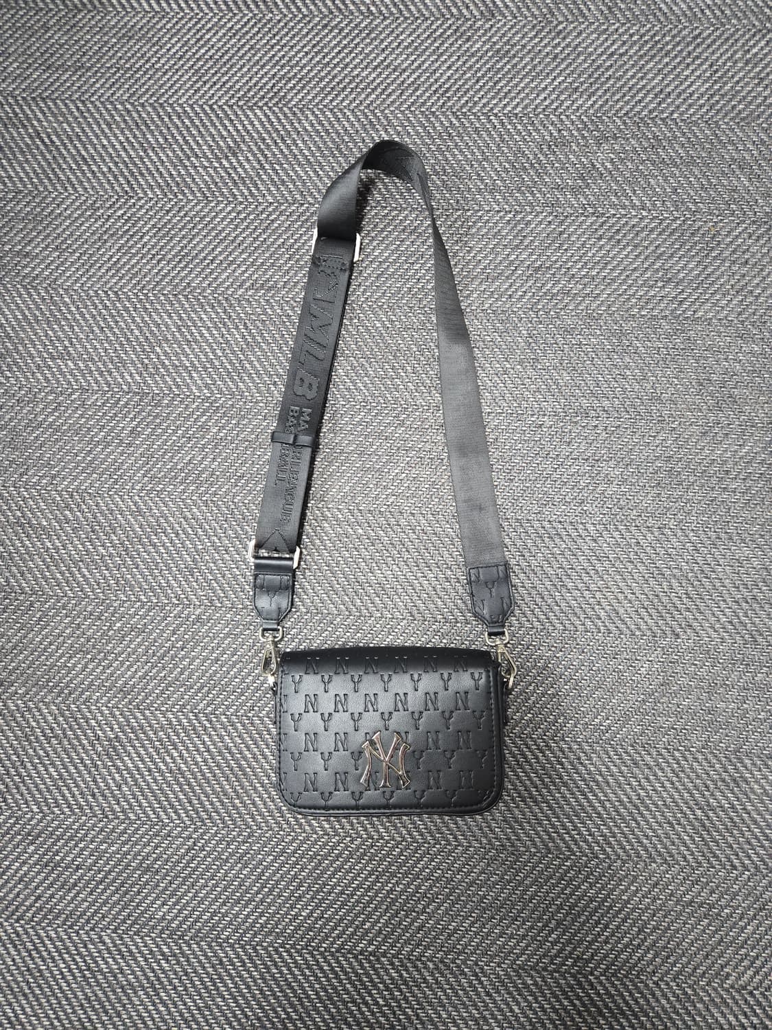 MLB 모노그램 후디백 뉴욕양키스 블랙 미니 크로스백 상품이미지1