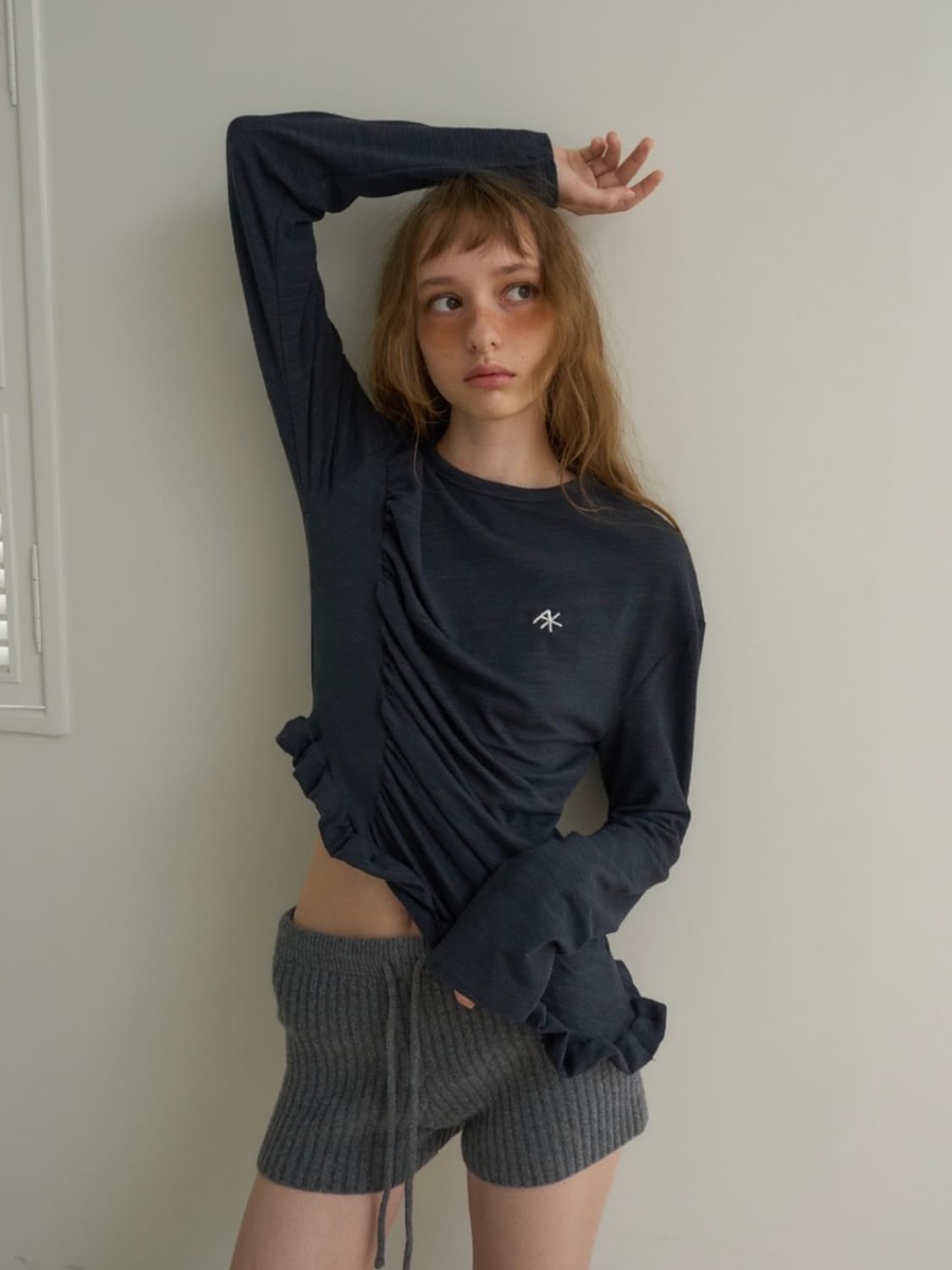 아우어솔티 셔링 프릴 티셔츠 (차콜) 상품이미지1