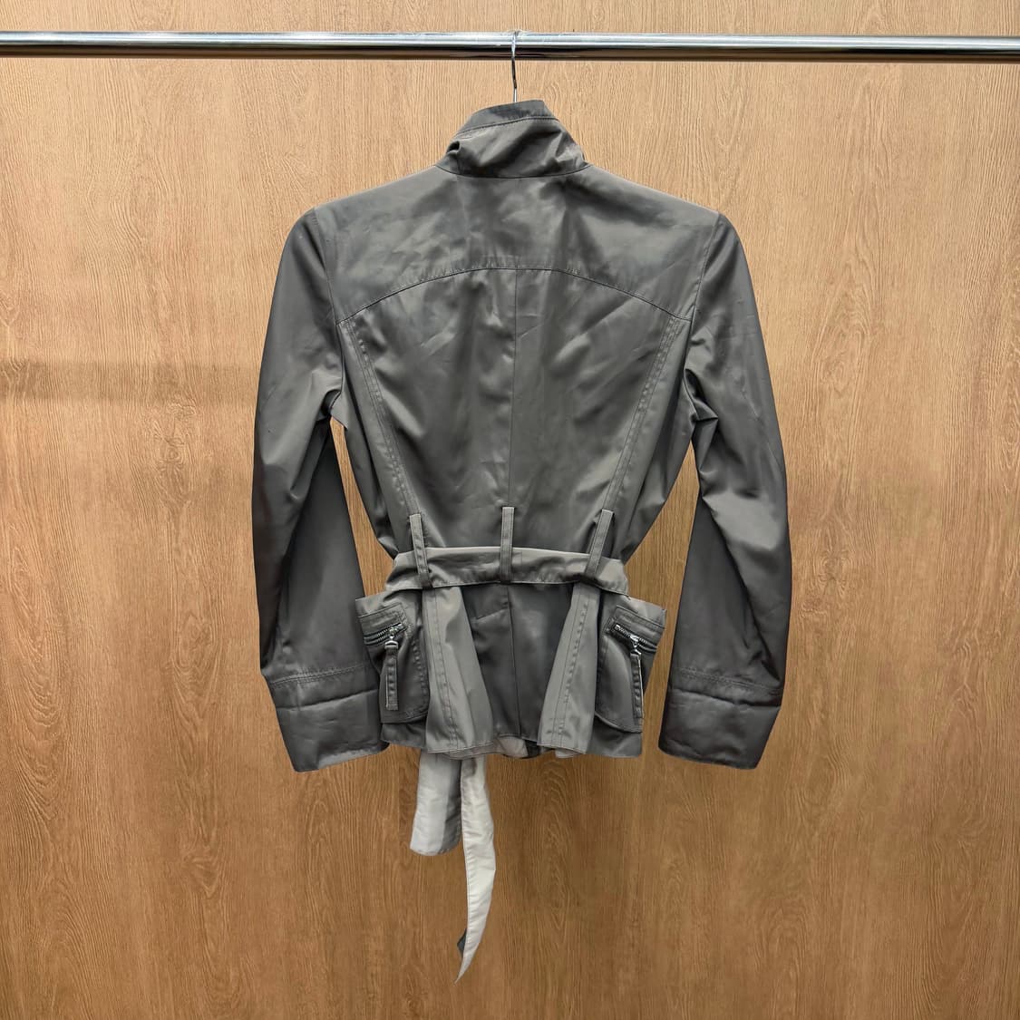 막스앤코 하이넥 자켓 히든 지퍼 벨트 스트랩 소매 슬릿 디테일 브라운 상품이미지3