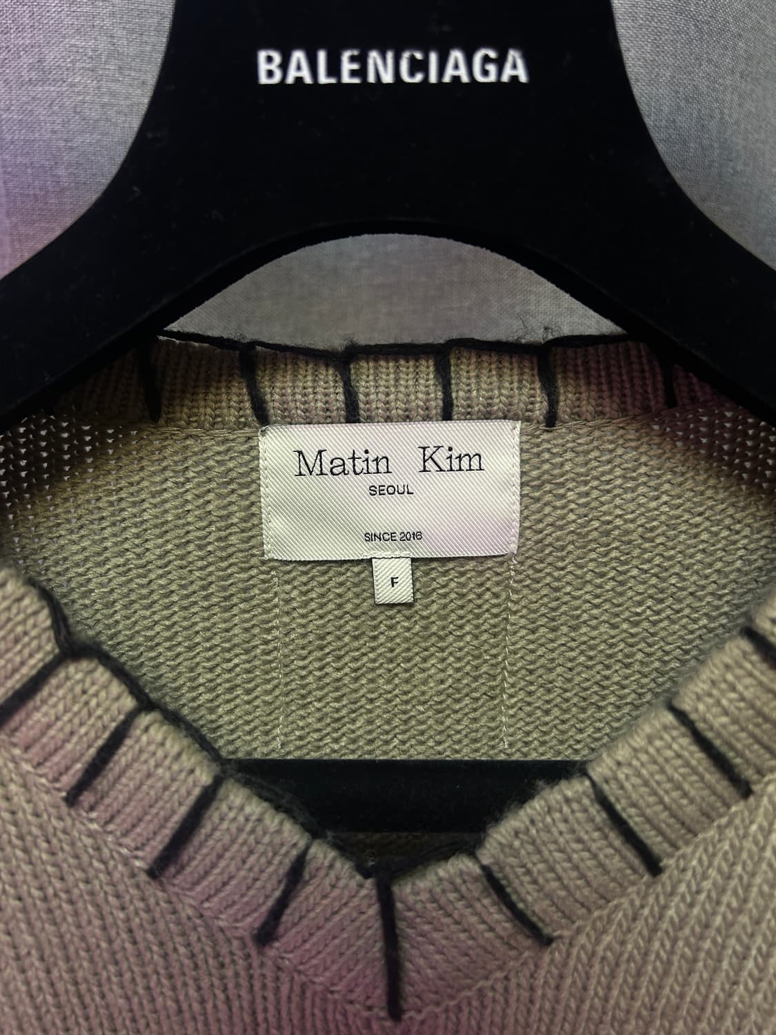 마틴킴 오버사이즈 로고 브이넥 니트 상품이미지3