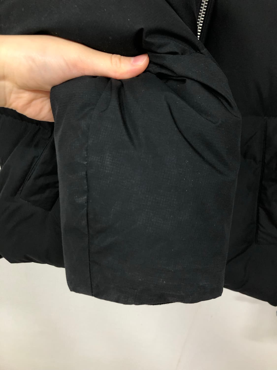 캘빈클라인 오버핏 덕다운 푸퍼 숏패딩 _ 남녀공용 _ 블랙/그린 상품이미지9