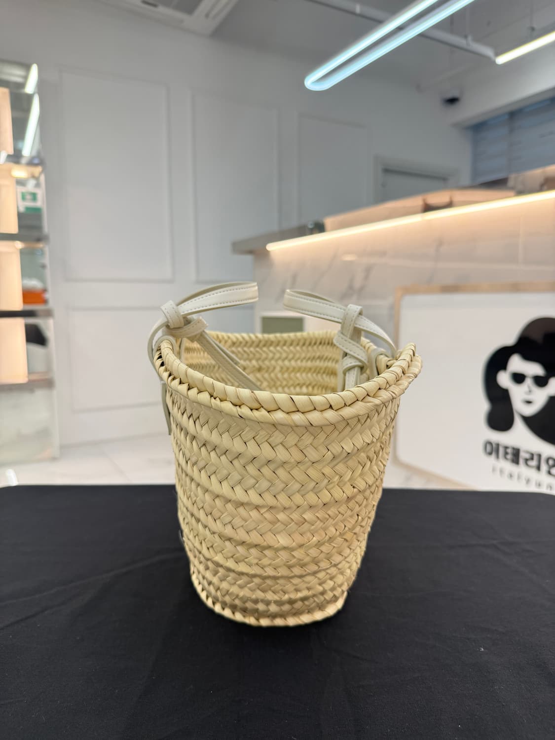 (새상품) 셀린느 틴 트리옹프 파니에 팜 리프 카프스킨 화이트 상품이미지6