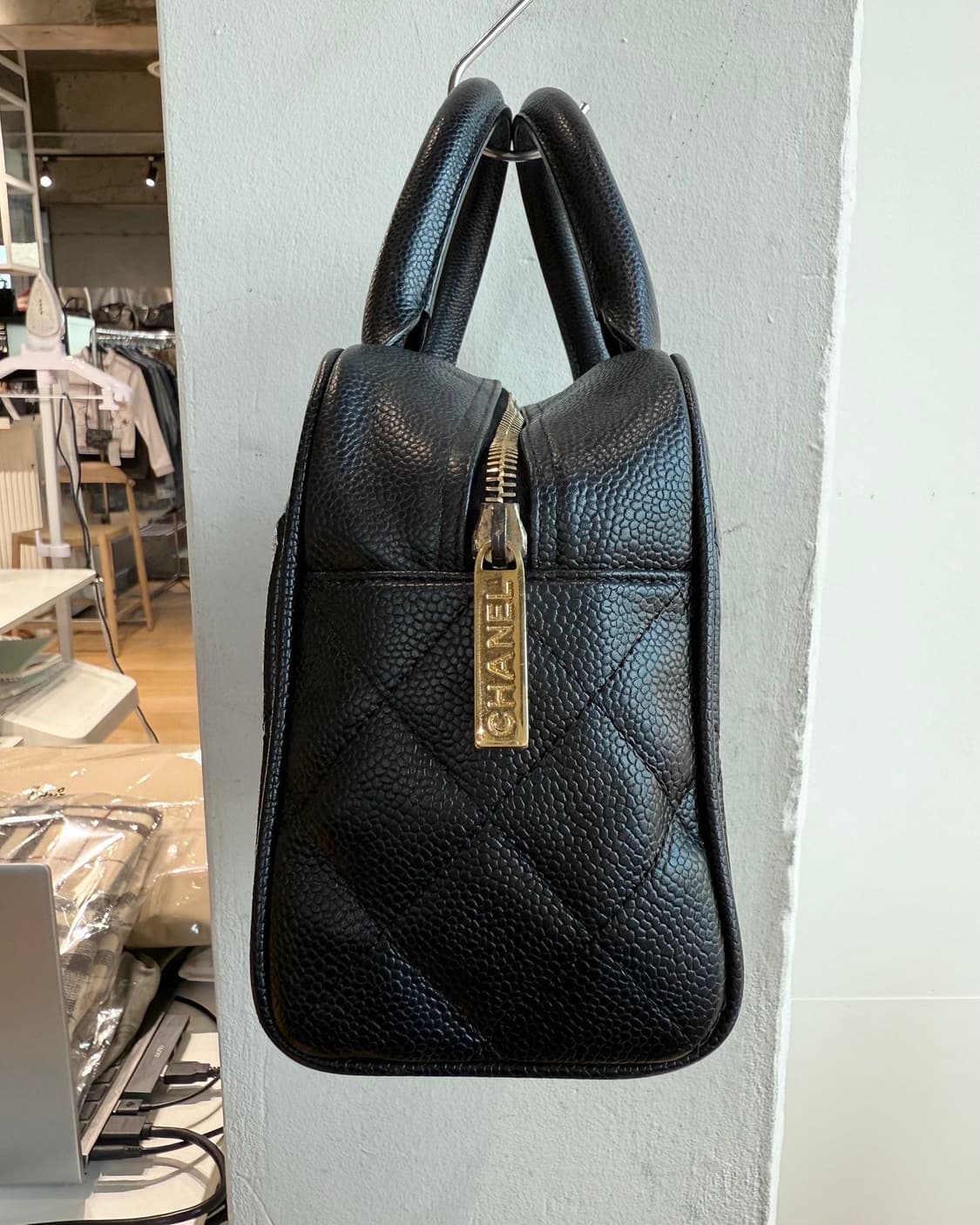 샤넬 블랙 캐비어 볼러백  상품이미지4