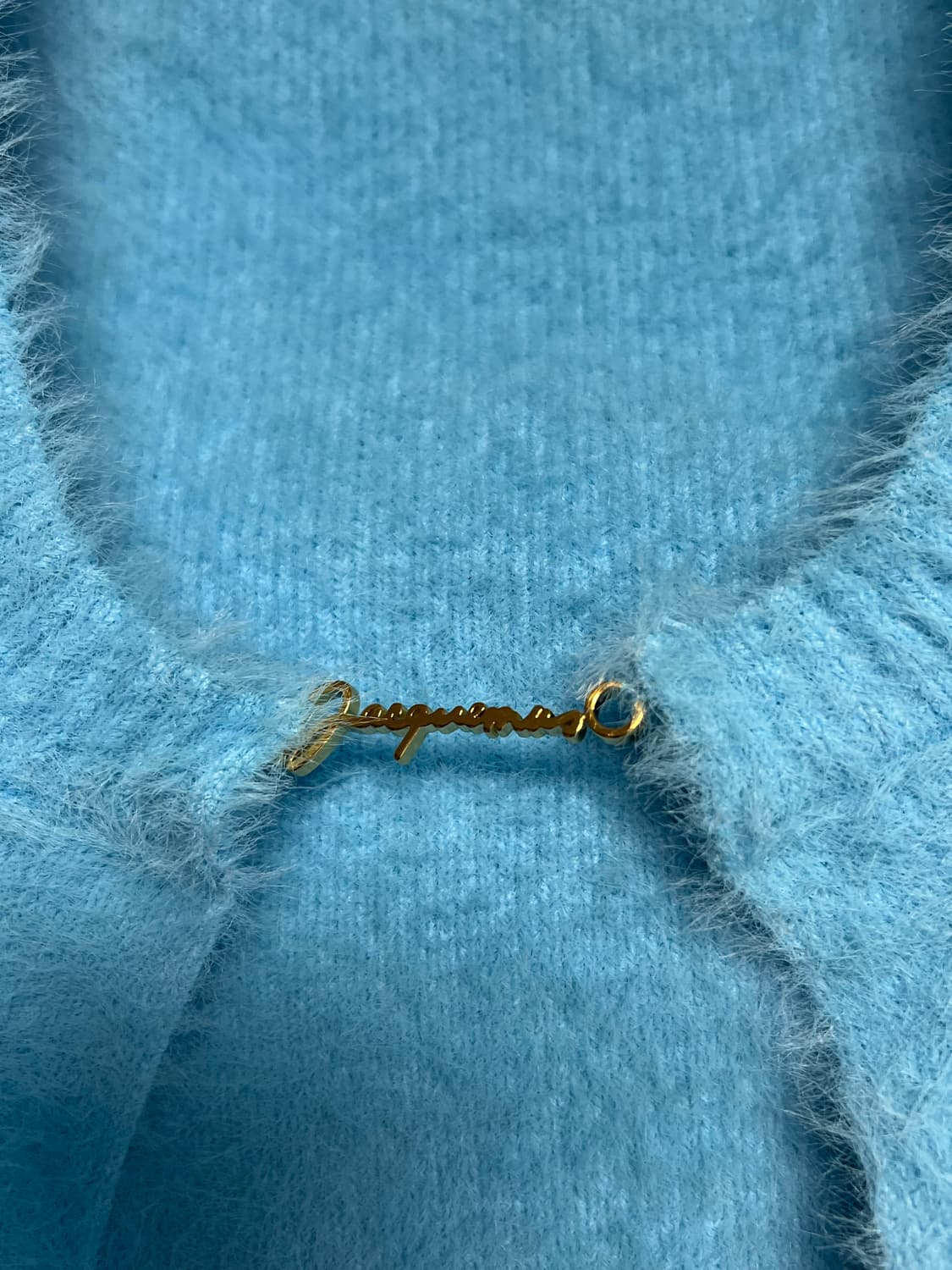 자크뮈스 22SS 라 마이유 네브 플러피 참 로고 가디건 라이트 블루 상품이미지3