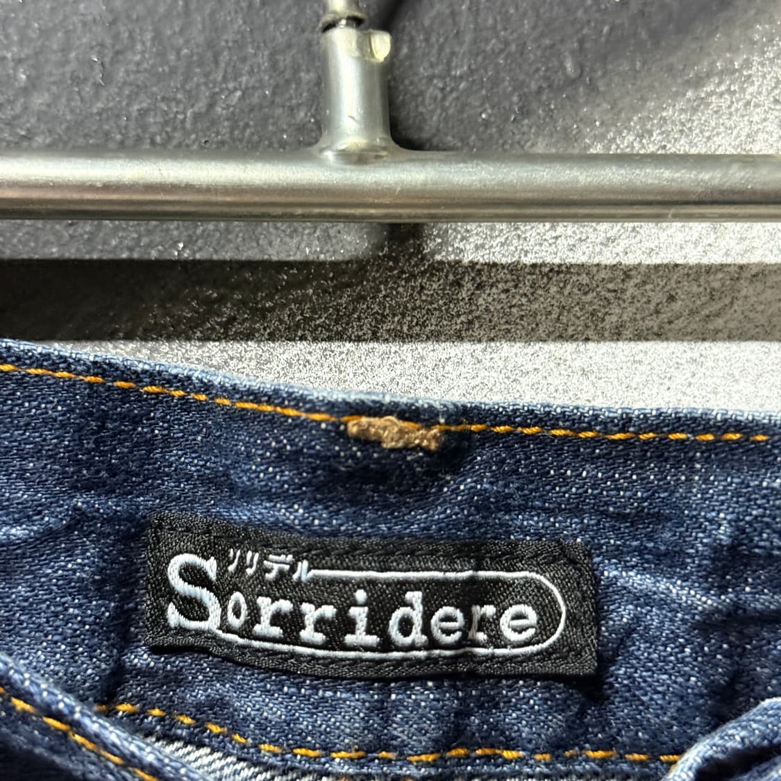 Sorridere 스컬 자수 패치 디테일 펑크 워싱 와이드 데님 반바지 상품이미지6