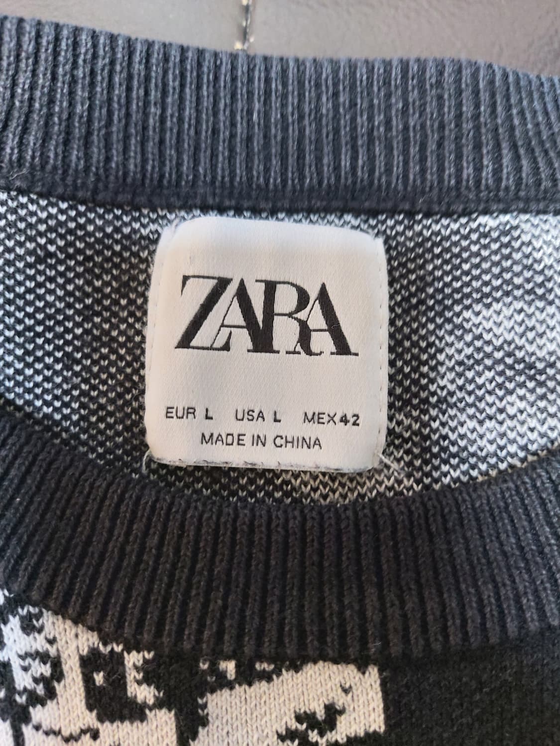 자라 뉴스페이퍼 패턴 니트(L)

 상품이미지5