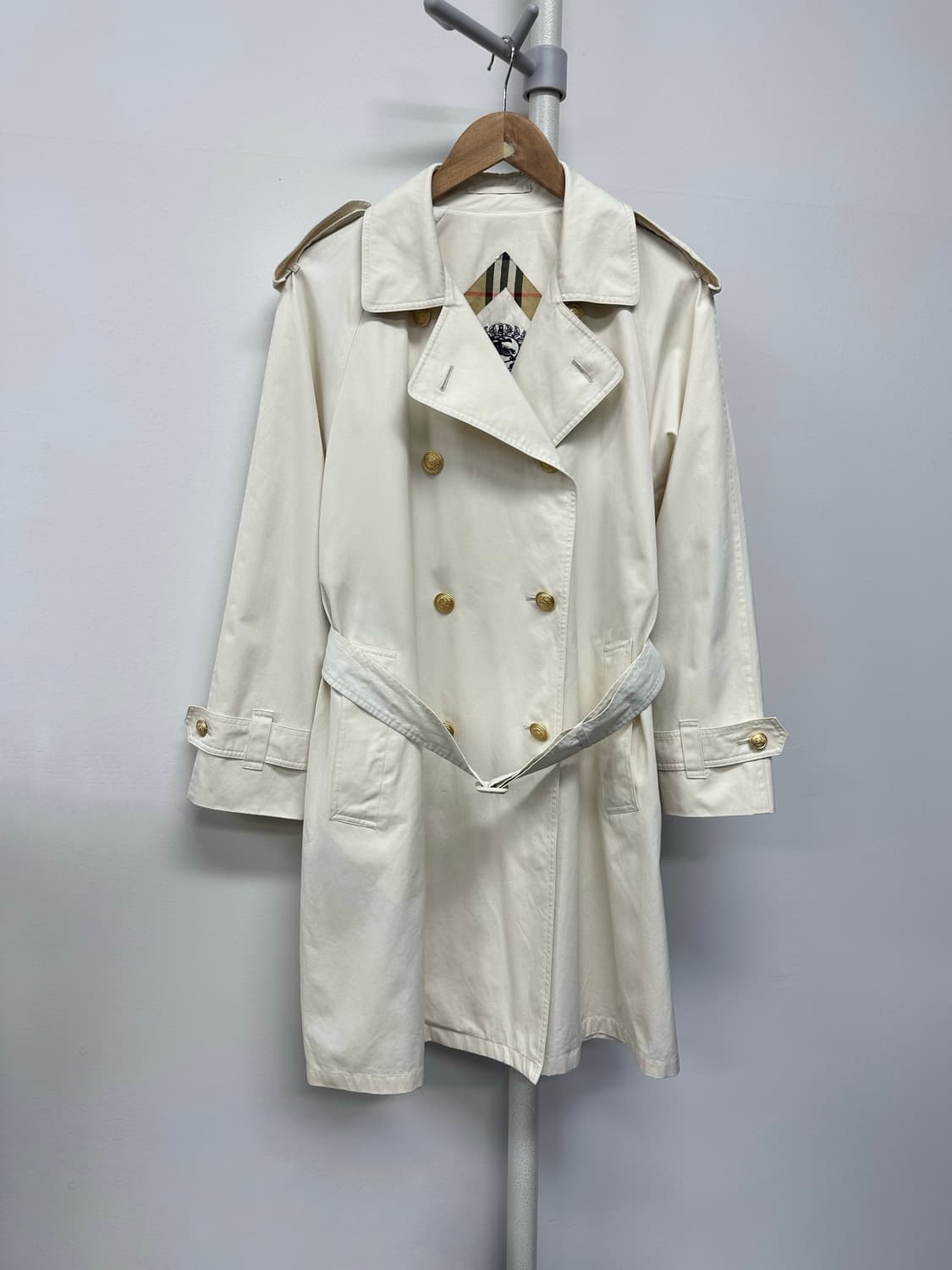 버버리 금장 로고 버튼 트렌치코트 상품이미지1