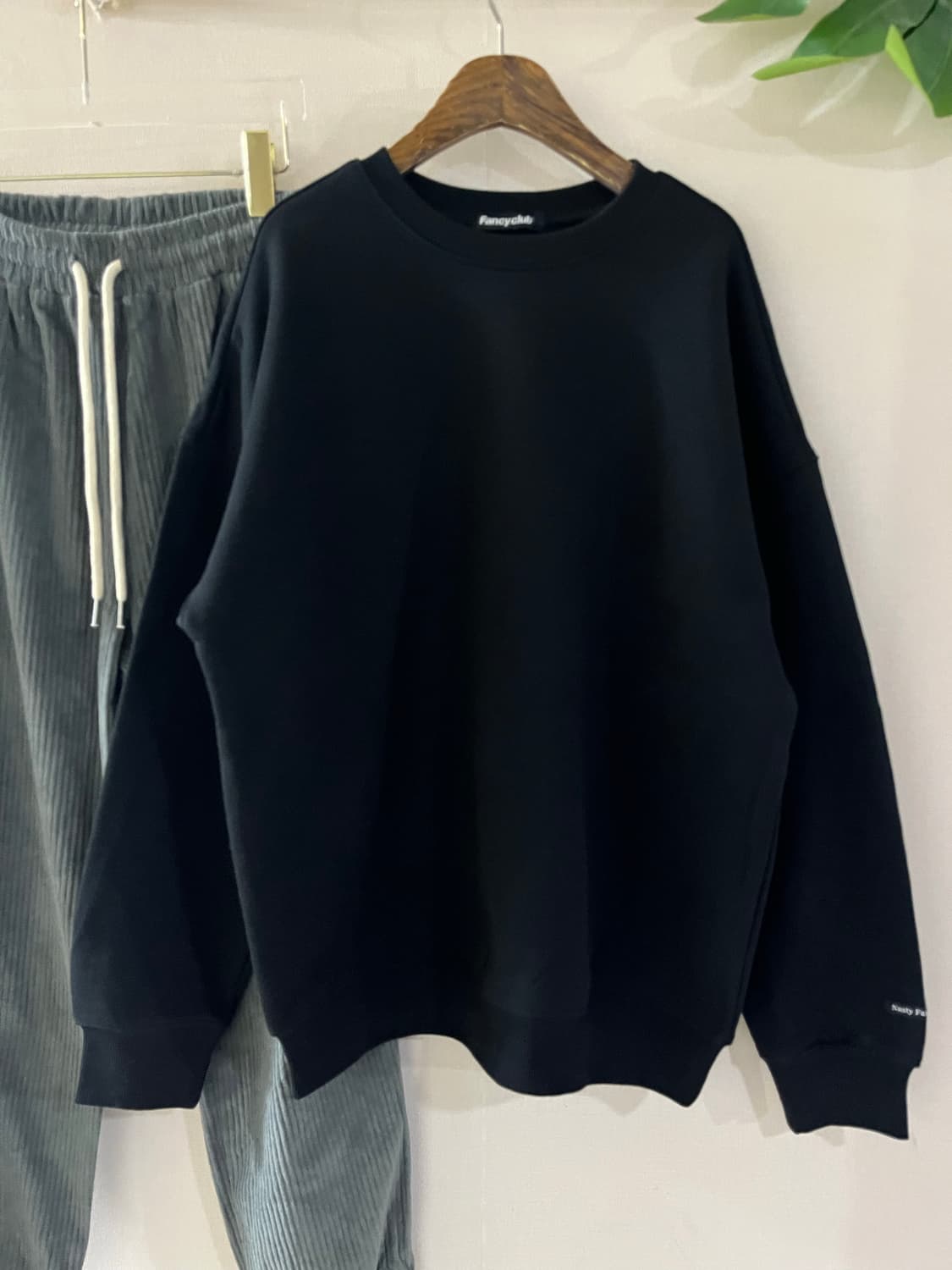 팬시클럽 블랙기모맨투맨 상품이미지1