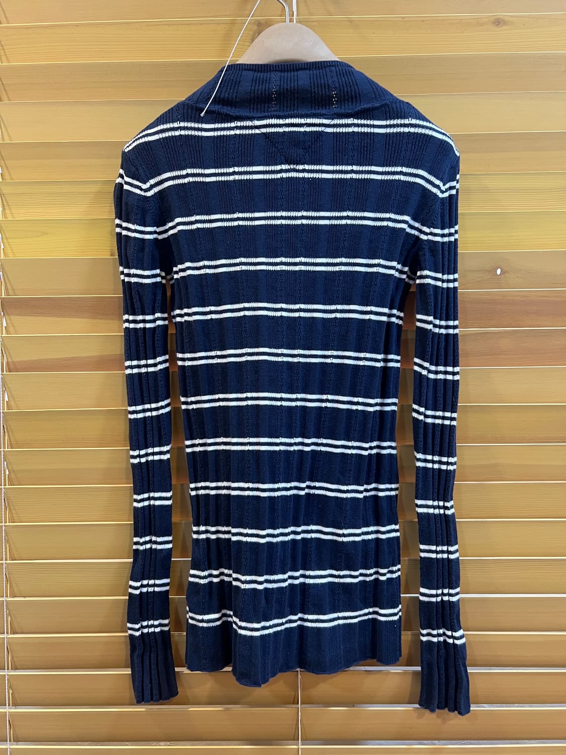 타미힐피거 여성 네이비 스트라이프 아일렛골지니트 니트티셔츠   상품이미지3