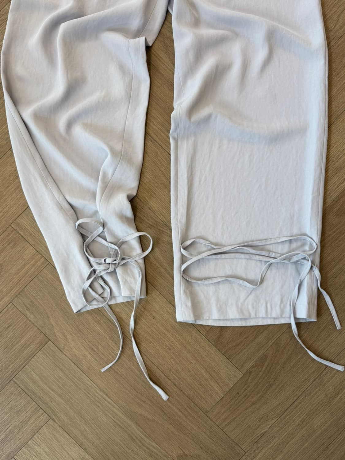베이비블루 앵클 아일렛 디테일 팬츠 상품이미지4