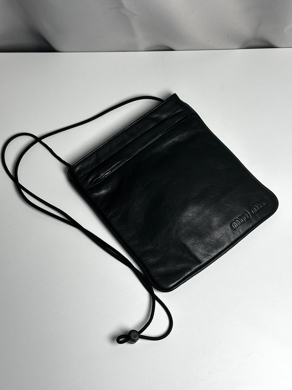 미우미우 레더 크로스백 – 미니멀 컨템포러리 에센셜 상품이미지5