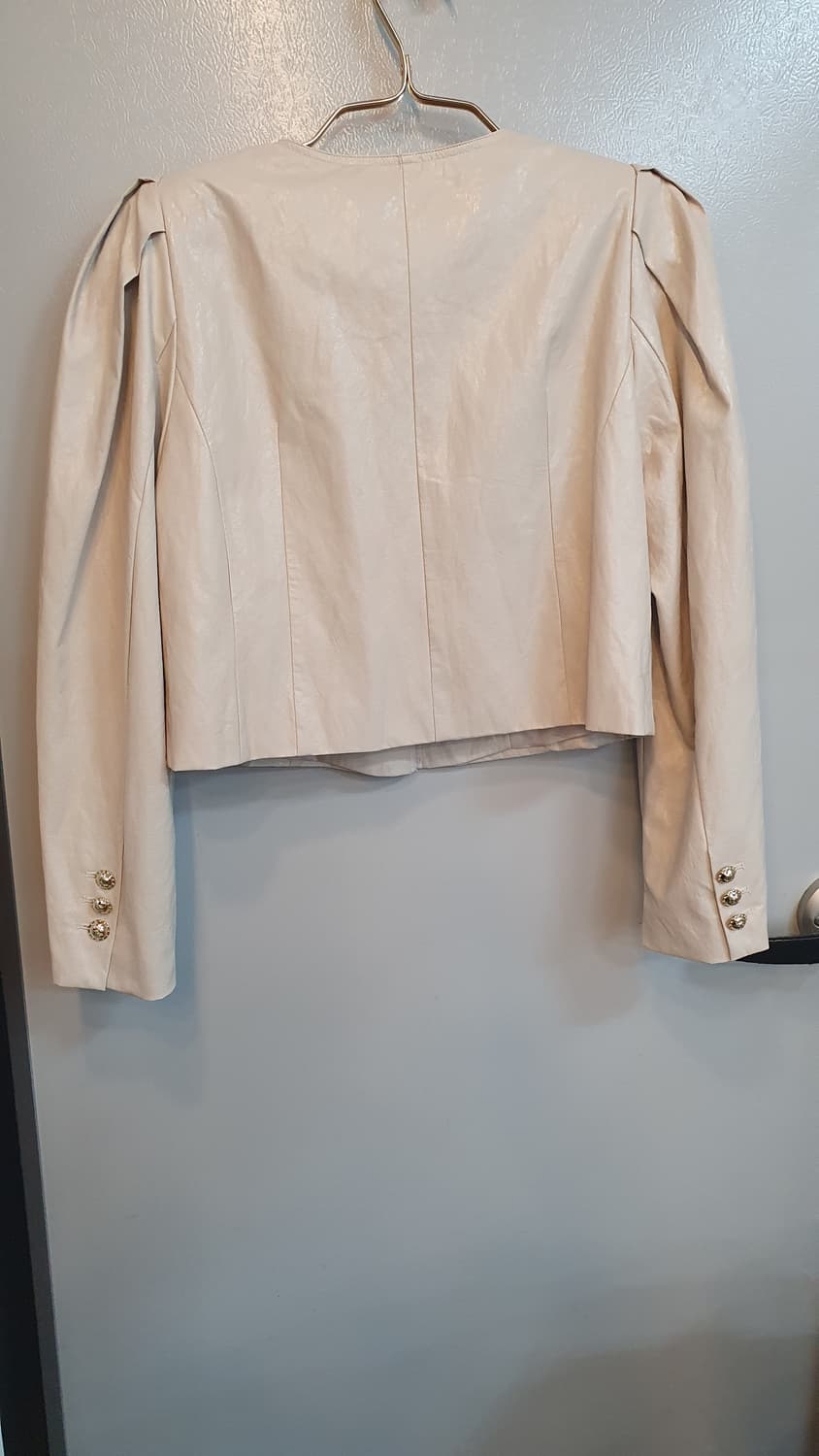 줄로그 어깨퍼프 숏레더자켓 프리
가볍게입기좋아요
상태깨끗좋아요 상품이미지6