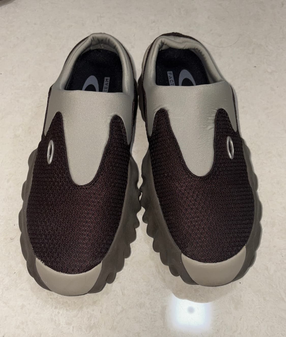 오클리 팩토리 팀 x 브래인 데드 오스트리치 찹 쏘우 뮬 마룬 애스프레소 상품이미지3