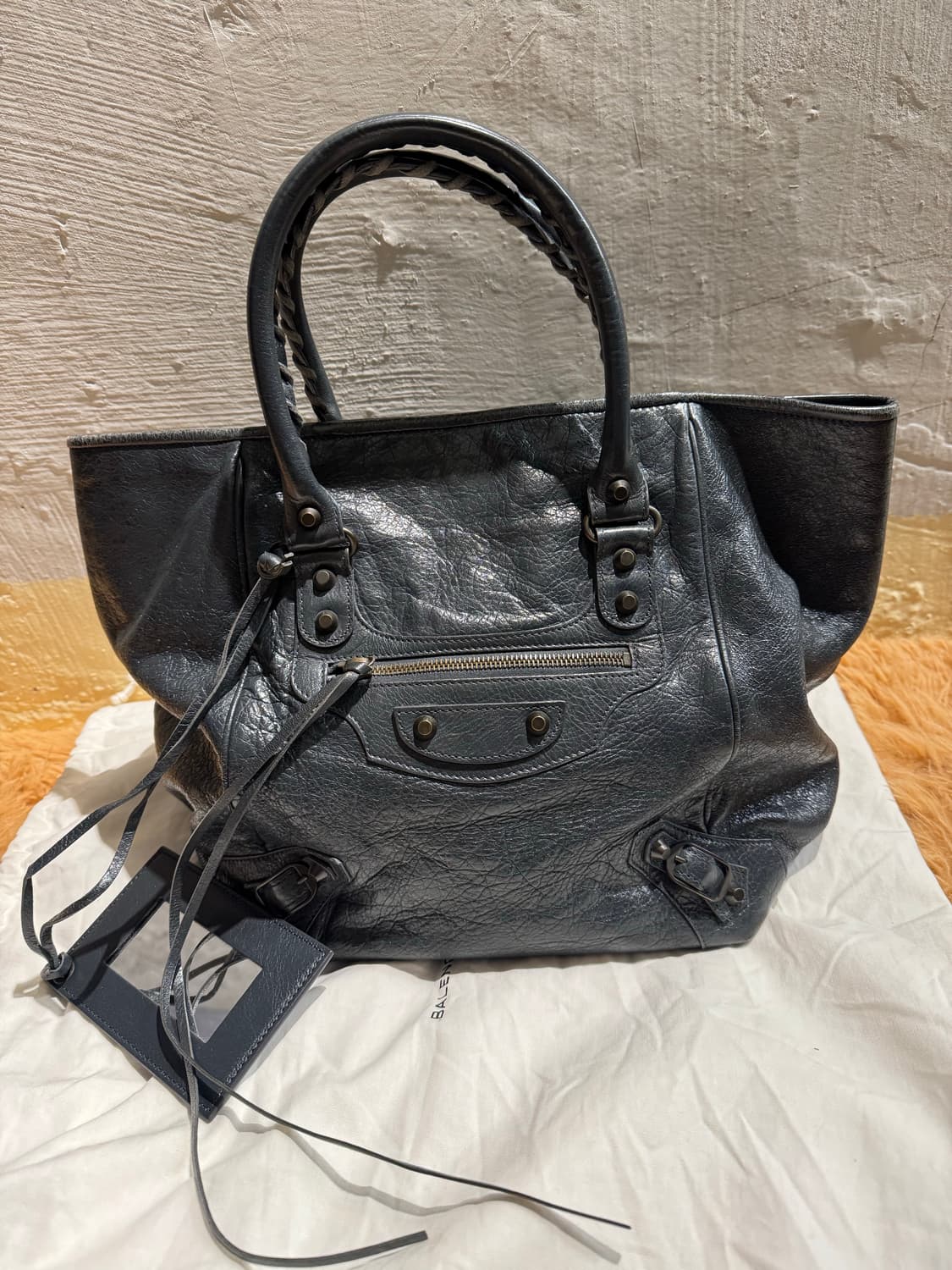 발렌시아가 선데이 토트백 스몰 챠콜 상품이미지1