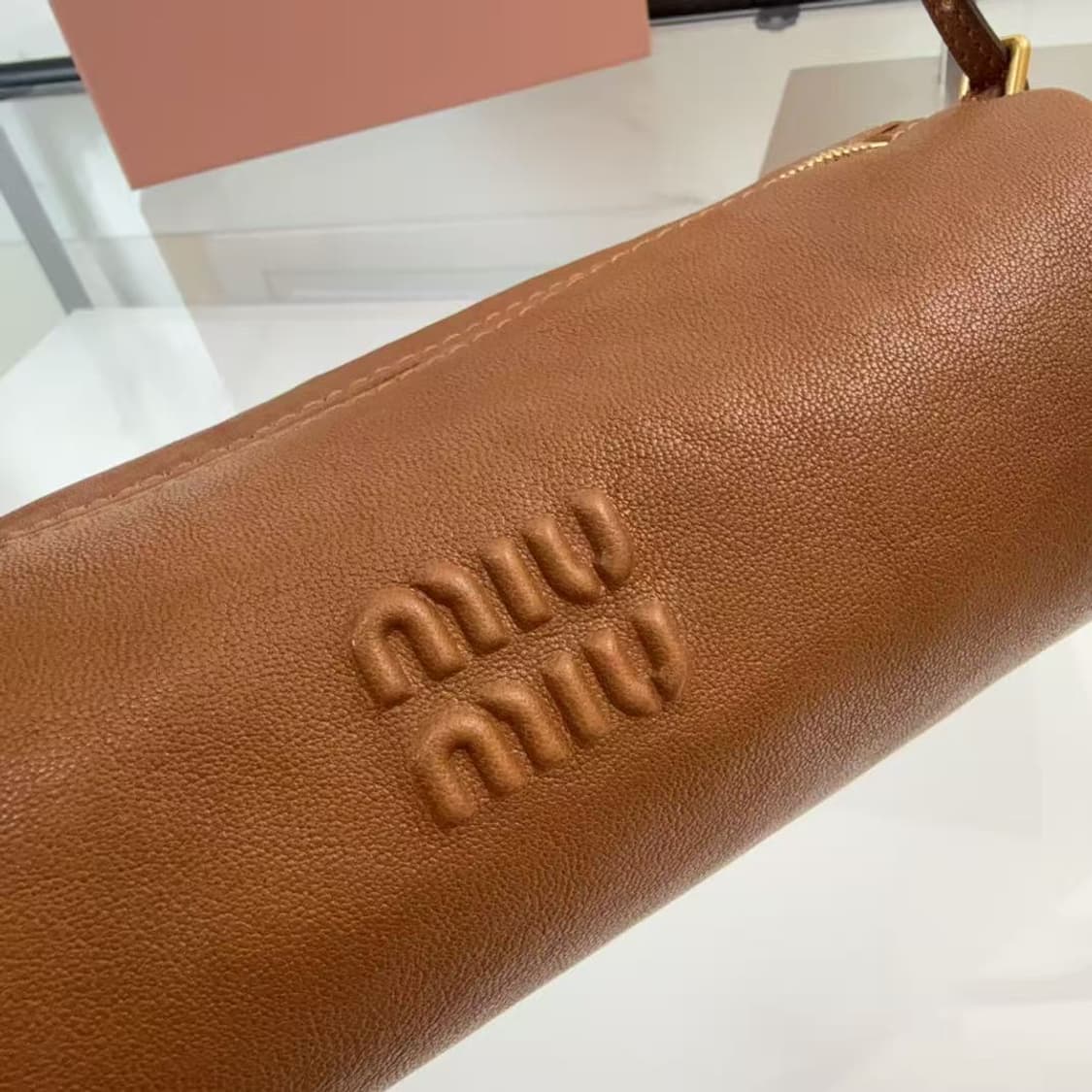 미우 미우 나파 레더 미니 파우치 오크 상품이미지5